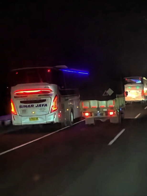 Sinar jaya jam mepet🔥#sinarjaya #hinorg #busmalam #sinarjayagroup #fyp 