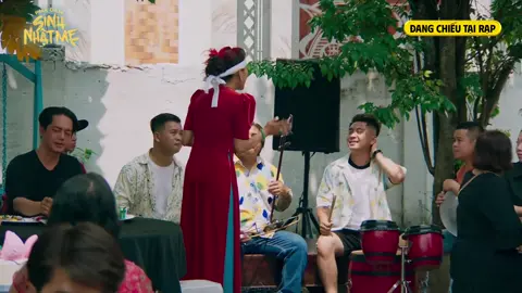 “CONCERT” HỶ TANG ĐỘC LẠ TRONG PHÁ ĐÁM: SINH NHẬT MẸ Trong Phá Đám: Sinh Nhật Mẹ, đám tang của bà Tâm không chỉ là nỗi mất mát, mà là một “concert” tràn đầy cung bậc cảm xúc. Từ màn múa tang ấn tượng của nghệ sĩ Hồng Ánh, sự xuất hiện bất ngờ của “anh Ba” Ngọc Sơn trong vai Giắc - Sơn, cho đến tiếng đàn hỷ tang đậm hồn Nam Bộ của ban nhạc Duy Hải. Tất cả tạo nên một phân đoạn vừa lạ vừa đáng nhớ. Một đám tang mà ai xem xong lại có một suy ngẫm riêng, vì giữa tiếng cười vẫn còn một nỗi buồn không nói nên lời. _________ Phá Đám: Sinh Nhật Mẹ - Đang chiếu tại rạp toàn quốc  #Phadamsinhnhatme #phimhaymoingay #ngocson #vnshowbiz #vnshowbiznet 