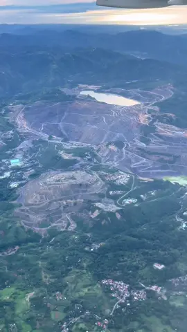 Wayback June 2025. Going to Cebu with friends. Nasa left window ako ng eroplano nakaupo. Yung bandang cebu na kami at malapit na maglanding. Eto yung pumukaw ng pansin sakin. Napakalaking Quarrying at malalim. Halos malaking bawas sa bundok sa cebu. At malapit sya sa Talisay. Eto pala ang cause kaya mala 