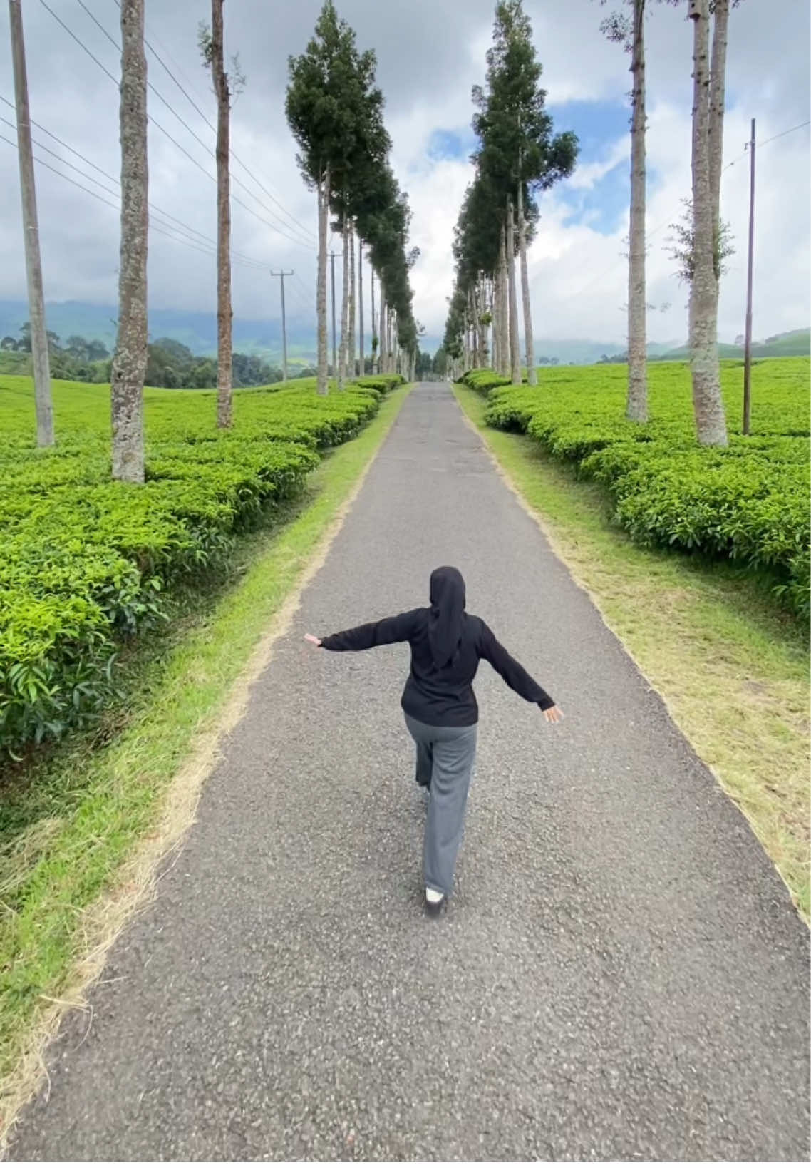 mau liburan ditempat sejuk sekalian hemat budget? kesini aja deh🤩 rekomen banget sih liburan ke cibuni ciwidey, selain tempatnya indah banget! disini juga bersih banget loh dan sejuk jadi bikin tenang pikiran🤏🏻 kalo udah cape main sih enaknya istirahat yah di  📍RedDoorz near Happy Farm Ciwidey karna tempatnya deket banget sama lokasi cibuni👀 yukk liburan hemat pake kode voucher 