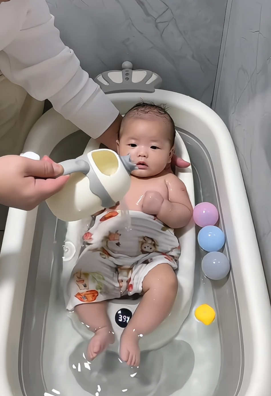 Moment manis papa & baby masa mandi~ 🥰🧼 #babybathtub #newborn #barangbaby #foryoupage 