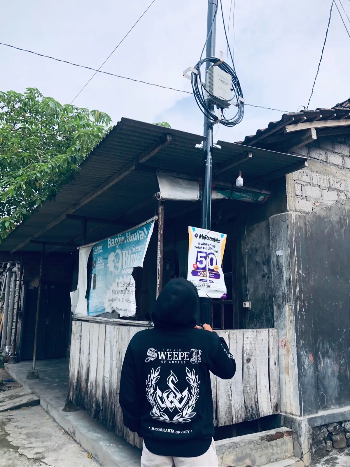 lucu rasanya saat membaca ulang chat kita dulu. betapa mudahnya aku tersenyum dengan beberapa kata yang kamu ketik. dan betapa mudahnya aku tertawa dengan candaanmu yang aneh, setelah mengenalmu, baru aku sadari kalau bahagia merupakan perkara yang mudah. karena bahagia ada di-tangan dan kuasa kita sebagai seorang manusia. saat aku mengenang kisah kita dahulu, rasanya ada hal yang kurang sebab hadirmu samar-samar terasa. singkatnya, bila dengan memikirkannya membuatmu menitikkan air mata, maka kamu masih mencintainya dan dia masih segalanya. sayangnya semesta meminta kita untuk berpisah. dimana buku kita harus berhenti untuk di-tulis lalu di-simpan untuk selama-lamanya. kepergianmu benar-benar menyisakan lubang yang begitu dalam, yang tak akan pernah penuh walau di-isi hal sebanyak apapun. karena seribu orang datang tidak akan semeriah kehadiranmu. karena seribu orang pergi tidak akan semenyakitkan kerpergianmu. hidupku masih berputar dengan dirimu sebagai pusatnya. karena dirimu bagaikan kepingan terakhir dalam hidupku yang hilang. dan kenyataan bahwa dirimu itu tidak tergantikan dan hidup ini bukan tentang siapa yang paling cepat mencapai garis akhir, tapi tentang siapa yang paling mampu memahami arti dari setiap langkah, setiap jatuh, dan setiap luka yang tak terlihat. kita hidup dalam dunia yang sering kali terlalu ramai untuk mendengar, terlalu cepat untuk peduli, dan terlalu keras untuk memberi ruang bagi kelembutan. tapi di balik semua itu, kita tetap berialan, membawa luka yang kita bungkus dengan senyum, menahan tangis yang kita tutupi dengan tawa, dan memeluk harapan yang kadang hampir tak tersisa. kita belajar bahwa orang yang paling sering tertawa, bisa jadi menyimpan kesedihan paling dalam. kita belajar bahwa tidak semua perpisahan harus dimaknai sebagai akhir- karena bisa jadi itu adalah awal dari kedewasaan, dari kebangkitan, dari mengenal diri sendiri lebih dalam. dan seiring waktu berjalan, kita mulai memahami bahwa menerima kenyataan jauh lebih penting daripada terus menggenggam hal-hal yang tak ingin bertahan. kita mulai mengerti bahwa menjadi kuat bukan berarti tidak pernah menangis, tapi justru berani menangis tanpa kehilangan #sweeperoflosers #sweeper21allbase #fyppppppppppppppppppppppp 