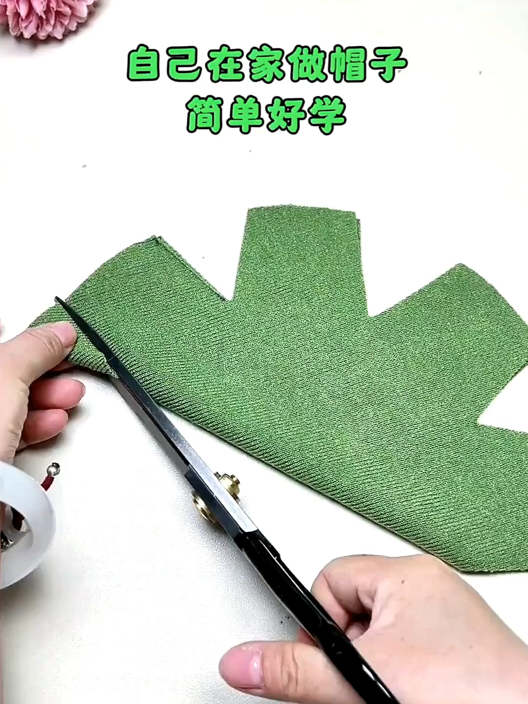 Trong nhà nên chuẩn bị một bộ dụng cụ may vá, ở nhà cũng có thể khâu vá quần áo được.