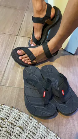 langsung checkout di keranjang kuning #promoguncang1111 #beli1gratis1 #sandaljepit #sandalgunung 