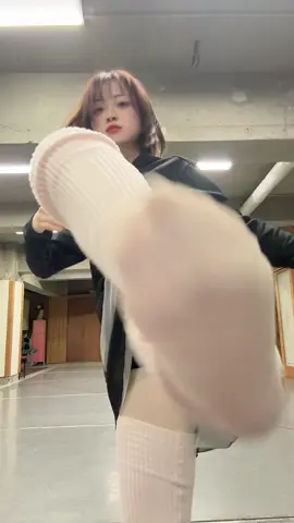 今日急に声が出なくなりました。 しばらくは配信お休みになると思います。 話せないの辛いよ…… #コスプレイヤーの中身  #足 