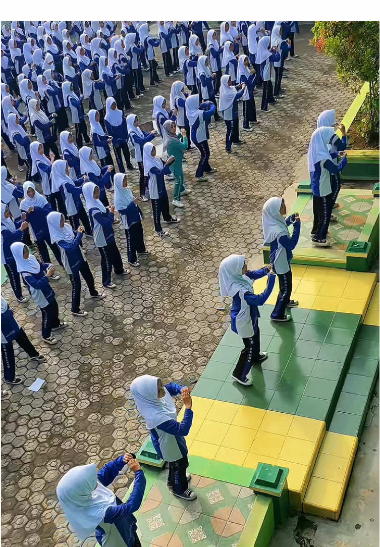 Recap Kegiatan Jum’at SENAM BERSAMA 7 November 2025 Instruktur senam: Bapak Asep Yuliandi, S.Pd. Humas dan Publikasi MTsN 6 Cirebon  #mtsn6cirebon #senam #templateaesthetic #kemenag #kemenagkabcirebon 