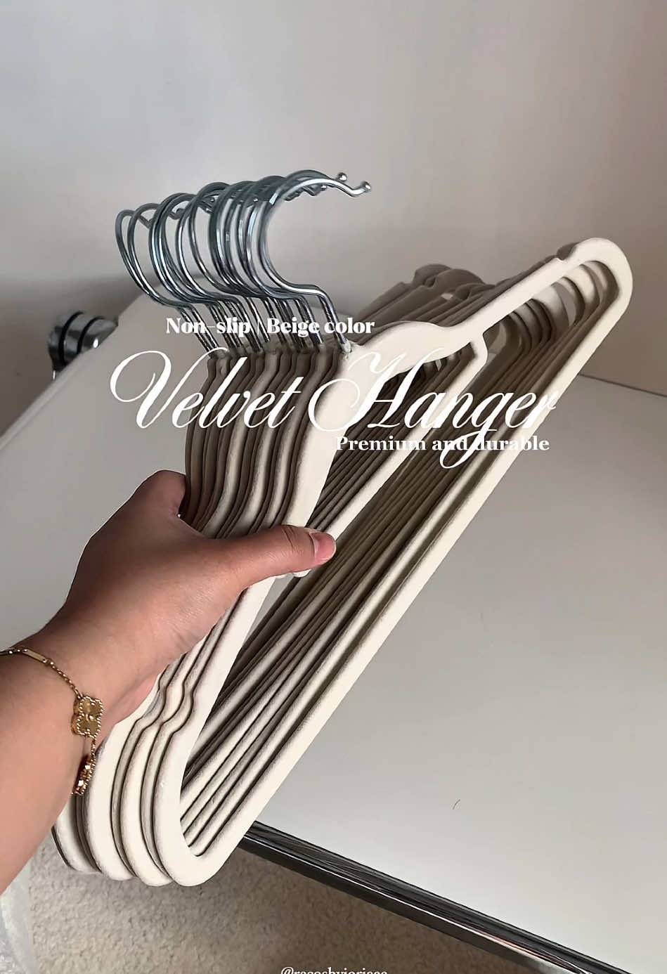 time to change you plastic and cheap hangers to these non-slip velvet hanger, high quality and very affordable. Can be use for wet/dry clothes! ✨💫 #velvethanger #nonslip #highquality #premium #musthaves 