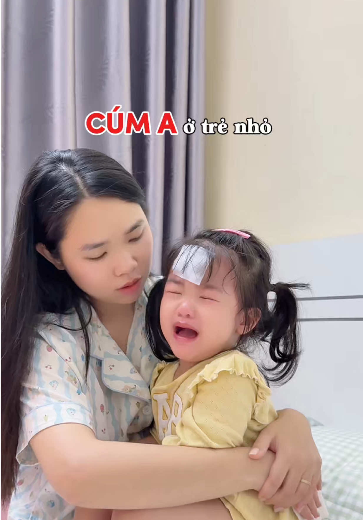 Đang dịch Cúm A, các mẹ nhớ giữ ấm và tăng đề kháng cho con.  Biểu hiện cúm A  - Hơi sổ mũi, ho khan, đau đầu, nhức mỏi người, ớn lạnh, buồn nôn và đặc biệt là Sốt cao 39-40 độ liên tục không hạ 😢 #cumA #mebimsuachamcon #mevabe #hoaianhmemanthau 
