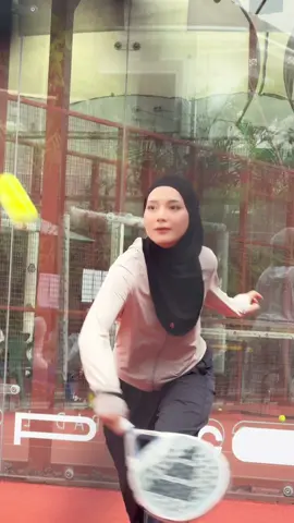 gak bisa kalo sehari enggak padel, apalagi hijabnya senyaman ini 😍🤏🏻
