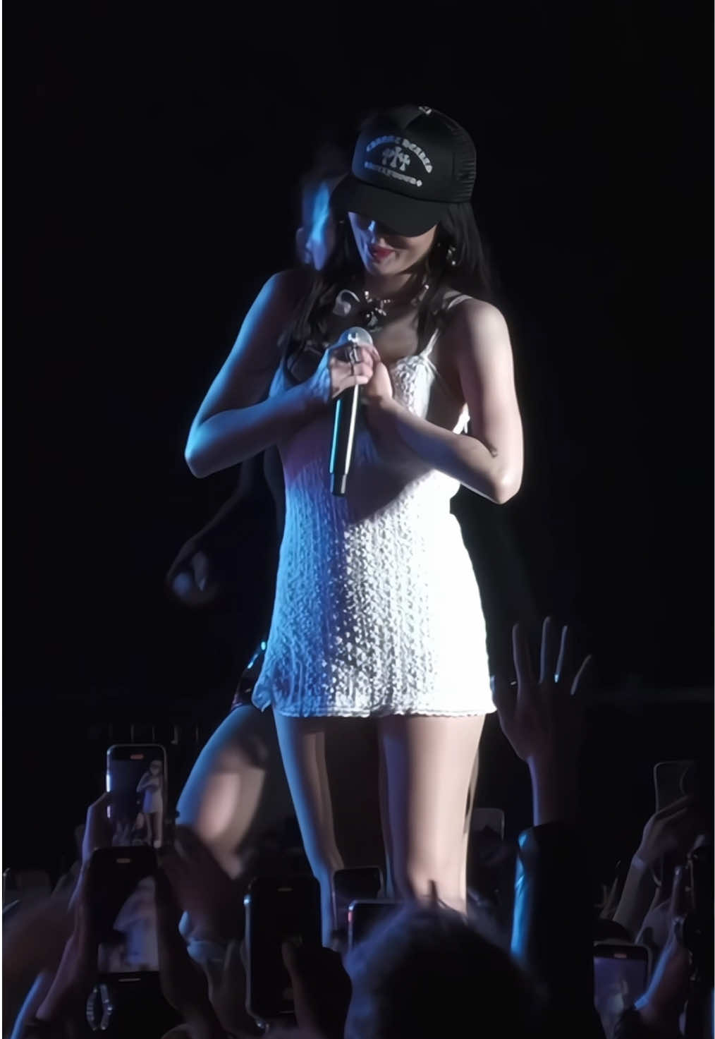 แกคือชีสมัยก่อนคุมการกินหนักมากแบบมากๆแบบใน 1 วันชีกินแค่คิมบับชิ้นเดียว มันเลยส่งผลเรื่องความดันในเลือดชีเลยวูบบ่อย ชีเอ็นจอยอีทติ้งขึ้น แต่ก็ไม่วายโดนชาวเน็ตติง ตอนนี้ชี้นน.ลงจาก 50 ปลายๆ มา 49 ภายใน 1 เดือนกว่าๆ เห็นใจชีบ้างเถอะ #HYUNA #현아 #ฮยอนอา #kpopfyp #foryoupage 