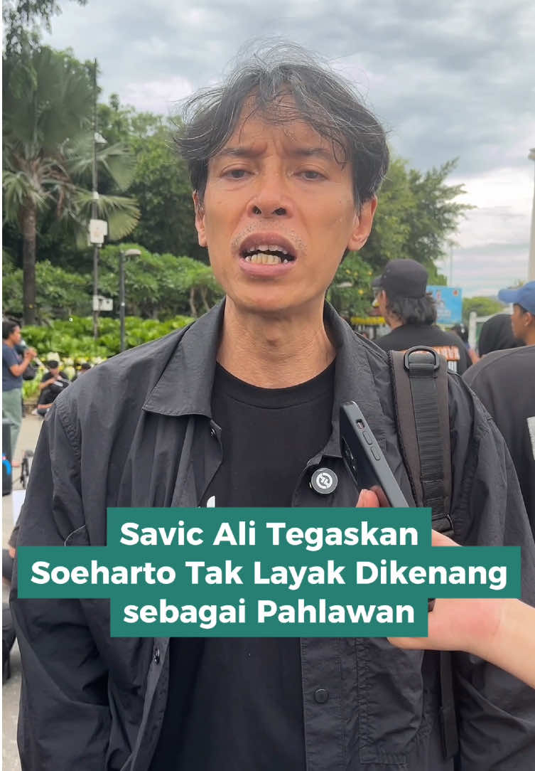 Aktivis Reformasi 1998 Mohamad Syafi' Alielha (Savic Ali) menghadiri Aksi Kamisan Ke-885 bertajuk Tolak Gelar Pahlawan Nasional untuk Soeharto di depan Istana Merdeka, Jakarta Pusat, Kamis (6/11/2025). Pada kesempatan itu, ia menegaskan bahwa Soeharto tidak layak dikenang sebagai pahlawan. Sebab rezim Orde Baru telah meminggirkan banyak sekali kelompok, termasuk salah satunya Nahdlatul Ulama (NU). Pandangan ini disampaikannya sebagai bagian dari penolakan terhadap usulan pemberian gelar Pahlawan Nasional kepada Soeharto. Savic Ali menuturkan bahwa pada Pemilu 1971, banyak kiai NU mengalami intimidasi dari aparat militer yang menjadi alat kekuasaan Orde Baru. la juga menyebut, sejarah dan kesaksian para kiai menunjukkan bahwa Orde Baru memperlakukan NU secara tidak adil dan menyingkirkannya dari ruang politik nasional. 