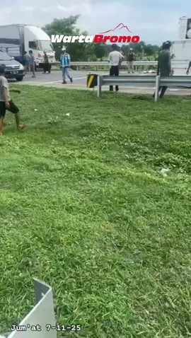 Kecelakaan terjadi di KM 783 Tol Rembang Pasuruan arah Bangil. Jum'at (7/11) pukul 14.50. Sebuah truk box terguling. Proses evakuasi masih berlangsung, arus lalu lintas tersendat. #WartaBromo #Pasuruan #Kecelakaan #TolRembang #LaluLintas 