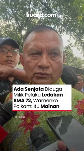 Terdapat beberapa senjata ditemukan di sekitar tempat kejadian perkara (TKP) ledakan SMAN 72, Kelapa Gading, Jakarta Utara. Senjata yang dimaksud ialah senjata laras panjang dan pistol. Dalam foto yang diterima Suara.com, terdapat bom molotov yang berada di dekat TKP. Wamenko Polkam Lodewijk F Paulus menyebut, senjata itu mainan. 