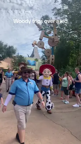 An unexpected moment at Disneyland.#disney #disneyworld #disneyland #funny #funnyvideos #fyp #foryou #tiktok 