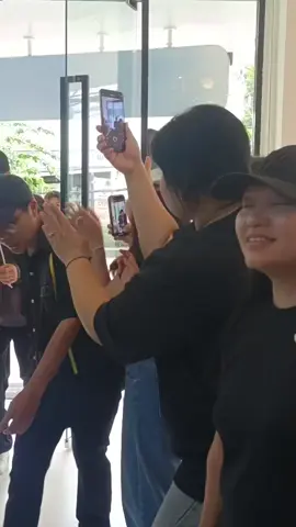 เย้ ดีใจที่สุดได้ให้ในสิ่งที่ตั้งใจทำกับพี่คัลเลนแล้ว🌜🤍🌛  ปล.แอบขำคือใช้ถุงร้านพี่แดนที่ซื้อของกลับบ้านวันก่อนให้นะคะ หนูไม่มีถุงอื่นแล้ว รีไซเคิลค่ะ5555 เหลืออย่างเดียวที่ยังไม่ได้ให้คือ...ของชอบคุณเค้า เพราะยังมาไม่ถึง แต่ไม่เป็นไรเขียนบอกไว้แล้วนะคะ ว่าวันหลังจะเอามาให้น้าาาา🫶 #คัลเลนพี่จอง  #hateberry  #bakeurban 