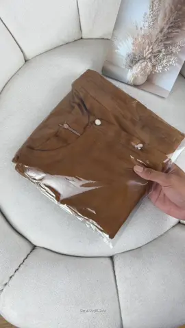 Tampil stylish tanpa ribet dengan kemeja crop ini. Wajib punya! Kemeja crop ini bikin kamu auto keren✨ #promomakan1111 #atasanwanita #kemejablouse #kemejacrop #fyp 