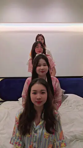 chị em tui đu trend cỡ đó, còn các bè thì sao nè 😜😜 #phuquoc #sunsettown 