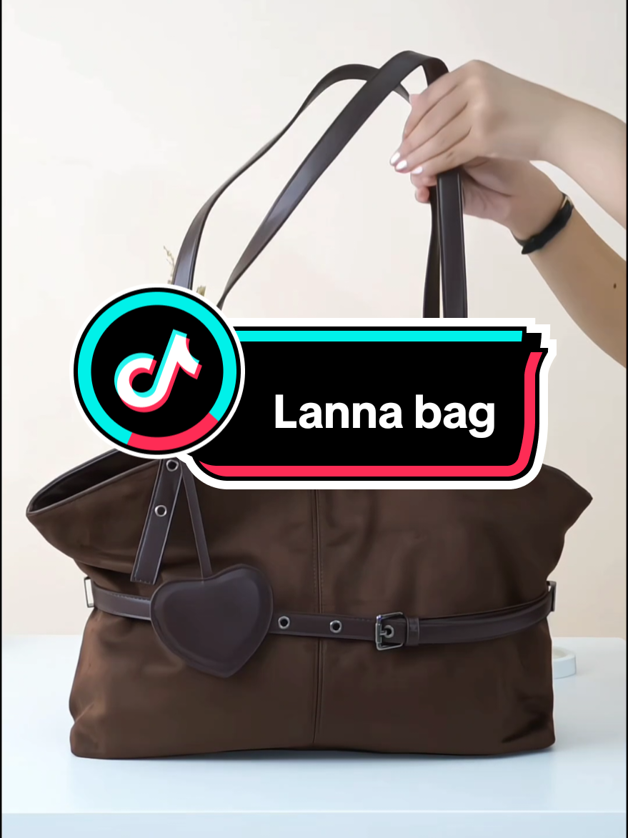 Introducing the Lanna Bag from the latest Bold Moves Collection !! a statement piece that effortlessly blends modern design with bold elegance😍 Lanna Bag hadir dengan warna-warna cantik yang lembut, dan terdapat 2 perpaduan bahan yaitu suede premium dan kulit sintetis yang mewah, tas ini menghadirkan tekstur yang lembut dan ketahanan yang luar biasa. serta memiliki compartment yang cukup luas. Tidak hanya itu, tas ini juga dilengkapi dengan aksen belt yang memberikan sentuhan tegas dan stylish, menciptakan kontras yang sempurna antara kelembutan warna dan kekuatan desain. Salah satu fitur paling menonjol dari Lanna Bag adalah gantungannya berbentuk hati yang terpasang di sisi tas. Detail ini memberikan sentuhan manis yang tak hanya mempercantik tampilan, tetapi juga memberikan kesan playful yang membuat tas ini semakin menarik. With the Lanna Bag, you're not just carrying a bag you're making a statement✨ PRICE: IDR 350.000 SALE 50% Menjadi IDR 175.000 Details: LANNA BAG  Bahan : Kulit Sintetis Grade A dengan Tekstur Suede yang lembut Size : 42 x 11 x 27 cm Berat: 600 Gr Tersedia 7 Warna -Terdapat 1 ruang utama berukuran besar dengan penutup menggunakan media magnet -Terdapat 1 ruang tambahan di ruang utama dengan penutup resleting  -Terdapat 1 Sekat di dalam ruang tambahan tanpa resleting  -Terdapat 2 Tali pendek yang menyambung pada tas dijadikan sebagai Shoulder Bag  -1 tali panjang sebagai sabuk yang dapat dilepas pasang guna mempercantik tampilan tas -Terdapat 1 Gantungan Love yang dapat di lepas pasang guna untuk mempercantik tampilan tas  #JimsHoney #BoldMovesCollection #LannaBag #JimsHoneyBag #NewArrival 