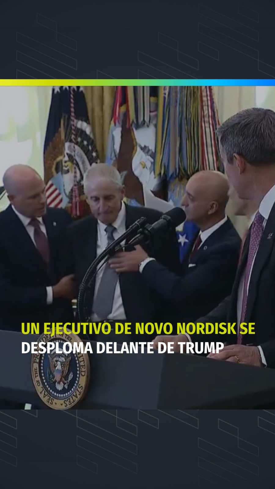 🇺🇸 Un ejecutivo de Novo Nordisk se desploma delante de Trump 👉 Gordon Findlay, director de marca global de Novo Nordisk, se ha desvanecido a escasos metros de Trump en el anuncio de un plan para bajar el precio de Ozempic.  👉 El anuncio de Donald Trump sobre la reducción de los precios de medicamentos contra la obesidad (como Ozempic, cuya popularidad se ha disparado en EE.UU.) ha estado sacudido por una incidencia médica en el propio Despacho Oval. 👉 El acto en el Despacho Oval se ha interrumpido de forma inmediata en la Casa Blanca, mientras que varios de los miembros del Gobierno de Trump atendían a Findlay. #Ñanduti