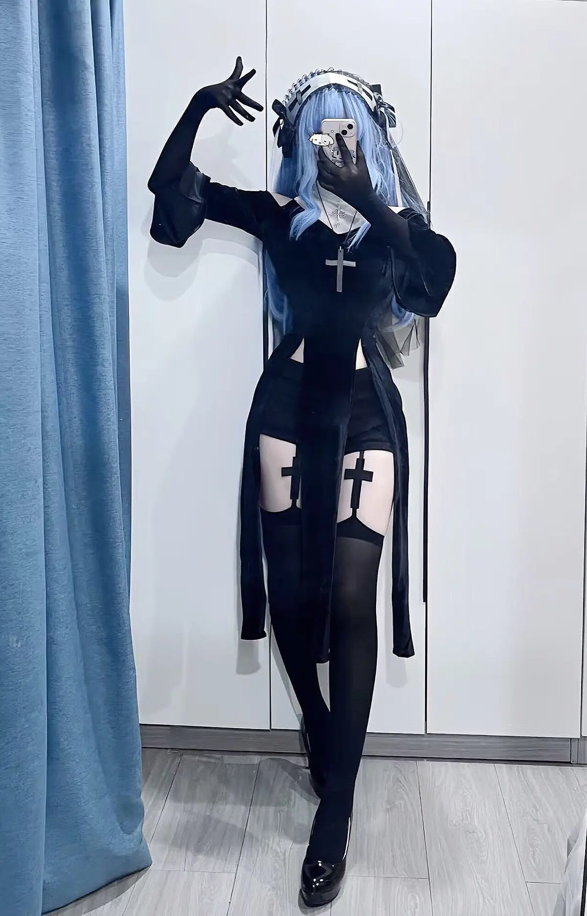 Mưa đang rơi ngoài hiên, trong lòng đau quặn thắt tim gan 窗外的雨在下，心中痛得撕裂 Chuāng wài de yǔ zài xià, xīn zhōng tòng de sī liè Nếu không thể bên nhau, xin em chớ nên bội bạc 若不能相伴，请你不要负心 Ruò bù néng xiāng bàn, qǐng nǐ bú yào fù xīn Anh yêu em chân thành, vì ai em nỡ buông tay 我真心爱着你，为何你舍得放手 Wǒ zhēn xīn ài zhe nǐ, wèi hé nǐ shě de fàng shǒu Để anh ôm nỗi đắng cay, khóc trong cơn đau em nào thấu 让我抱着苦涩，在痛哭中你却不懂 Ràng wǒ bào zhe kǔ sè, zài tòng kū zhōng nǐ què bù dǒng Phải buông tay xa một người, mà anh từng xem là cả thế giới 不得不放开那曾是我整个世界的人 Bù dé bù fàng kāi nà céng shì wǒ zhěng gè shì jiè de rén Trái tim anh đau thắt lại, nhưng em vẫn chưa trở về bên anh 我的心被痛紧紧缠绕，而你仍未回到我身边 Wǒ de xīn bèi tòng jǐn jǐn chán rào, ér nǐ réng wèi huí dào wǒ shēn biān Để những ký ức hôm nào, nay tan vào trong quên lãng 那些往日的回忆，如今化作了遗忘 Nà xiē wǎng rì de huí yì, rú jīn huà zuò le yí wàng Nhưng vết thương trong lòng, sẽ không lành lại đâu em 但心中的伤口啊，永远不会愈合，亲爱的你 Dàn xīn zhōng de shāng kǒu a, yǒng yuǎn bú huì yù hé, qīn ài de nǐ