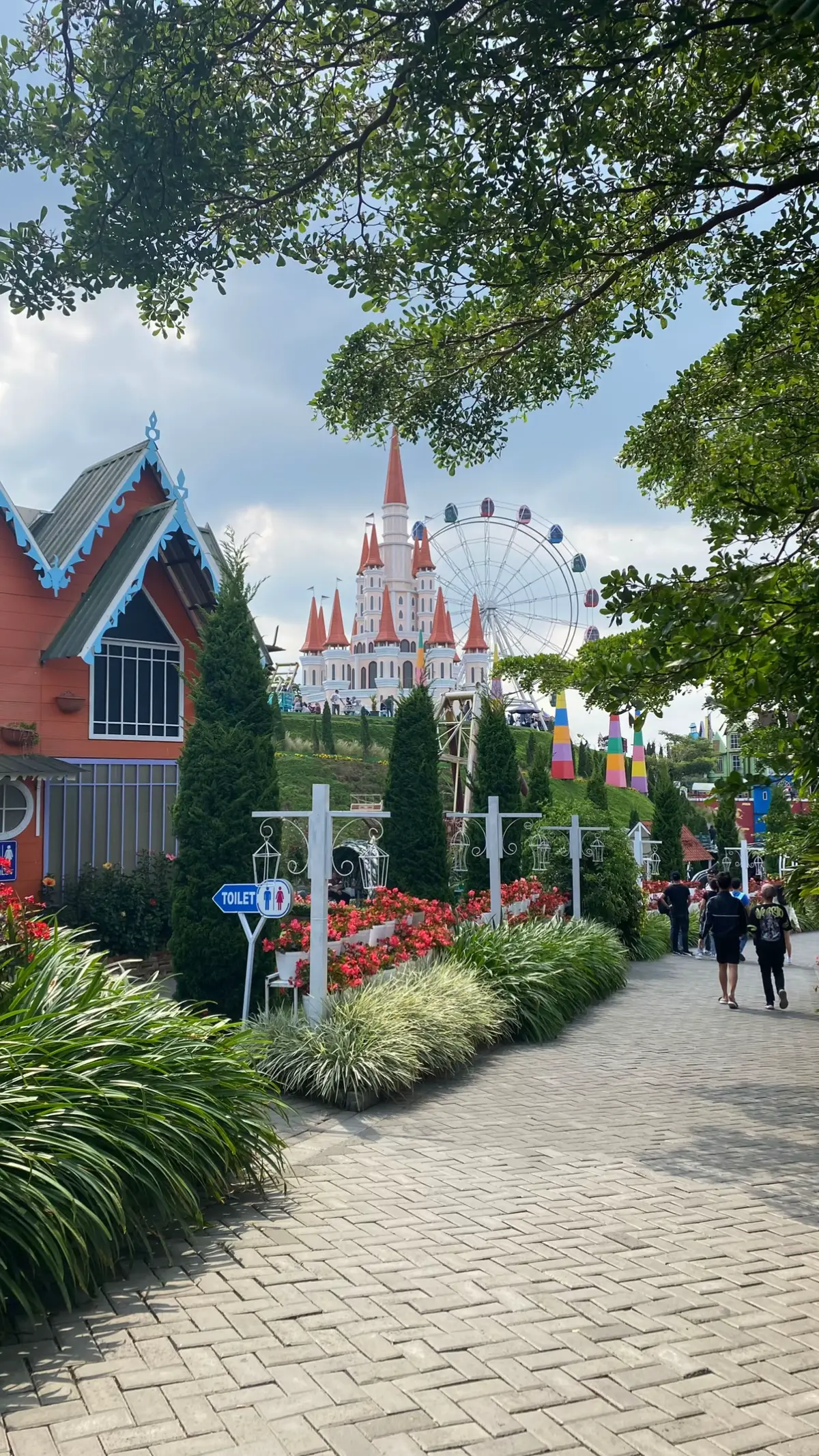 Main ke negeri dongeng 🫶🏻 #malang #batu #florawisatasanteradelaponte 