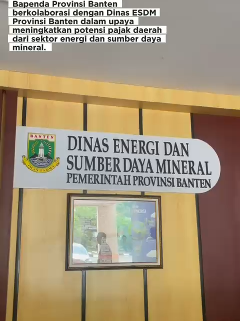 BAPENDA DAN ESDM PROVINSI BANTEN BERKOLABORASI TINGKATKAN POTENSI PAJAK DAERAH DARI SEKTOR ENERGI DAN SUMBER DAYA MINERAL Serang, 7 November 2025 Dalam upaya meningkatkan Pendapatan Asli Daerah (PAD), Kepala Badan Pendapatan Daerah (Bapenda) Provinsi Banten, Bapak Rd. Berly Rizki Natakusumah, bersama pejabat Eselon III, Eselon IV, serta staf Bapenda Provinsi Banten, melakukan koordinasi dengan Kepala Dinas Energi dan Sumber Daya Mineral (ESDM) Provinsi Banten, Bapak Ari James Faraddy. Pertemuan tersebut membahas langkah-langkah strategis dalam mengoptimalkan potensi pajak daerah dari sektor Energi dan Sumber Daya Mineral (ESDM) di wilayah Provinsi Banten. Melalui sinergi antara Bapenda dan ESDM, Pemerintah Provinsi Banten berkomitmen untuk memperkuat kerja sama lintas perangkat daerah, khususnya dalam hal pengumpulan data potensi pajak, pengawasan kegiatan usaha pertambangan, serta penertiban izin dan kepatuhan wajib pajak di sektor ESDM. Kepala Bapenda Provinsi Banten, Rd. Berly Rizki Natakusumah, menyampaikan bahwa kolaborasi ini merupakan langkah nyata untuk menggali potensi pendapatan baru di luar sektor pajak konvensional. Ia menekankan pentingnya peran serta seluruh jajaran Bapenda, mulai dari pejabat Eselon III, Eselon IV, hingga staf teknis, dalam mendukung proses integrasi data dan koordinasi lintas sektor agar setiap aktivitas ekonomi di bidang energi dan mineral dapat memberikan kontribusi optimal bagi pembangunan daerah. Sementara itu, Kepala Dinas ESDM Provinsi Banten, Ari James Faraddy, menyambut baik langkah ini dan menegaskan pentingnya sinkronisasi data dan kebijakan antar-OPD agar potensi sumber daya alam di Provinsi Banten dapat dikelola secara berkelanjutan dan memberikan manfaat maksimal bagi masyarakat. Kolaborasi ini diharapkan menjadi awal dari kerja sama yang lebih erat antara kedua instansi, sebagai bagian dari upaya Pemerintah Provinsi Banten dalam mendorong pertumbuhan ekonomi daerah melalui peningkatan pendapatan dari sektor strategis.#pajak #bphmigas #pemprovbanten