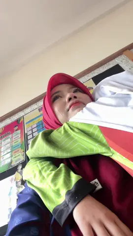 Hari last dan kelas last mengajar 😭 Mula-mula ingat nak bagi hadiah, nak happy-happy je dengan budak-budak, sekali last-last cikgu yang nangis dulu 🥹 Bila tengok diorang pun start nangis, terus tak boleh tahan dah. Sedih sangat nak tinggalkan. Semoga awak semua jadi anak yang baik, berjaya selalu, dan hormat semua cikgu okay ❤️ (abaikan muka kita yang tengah serabut nangis tu 😭 #praktikum #ipg #ipgang 