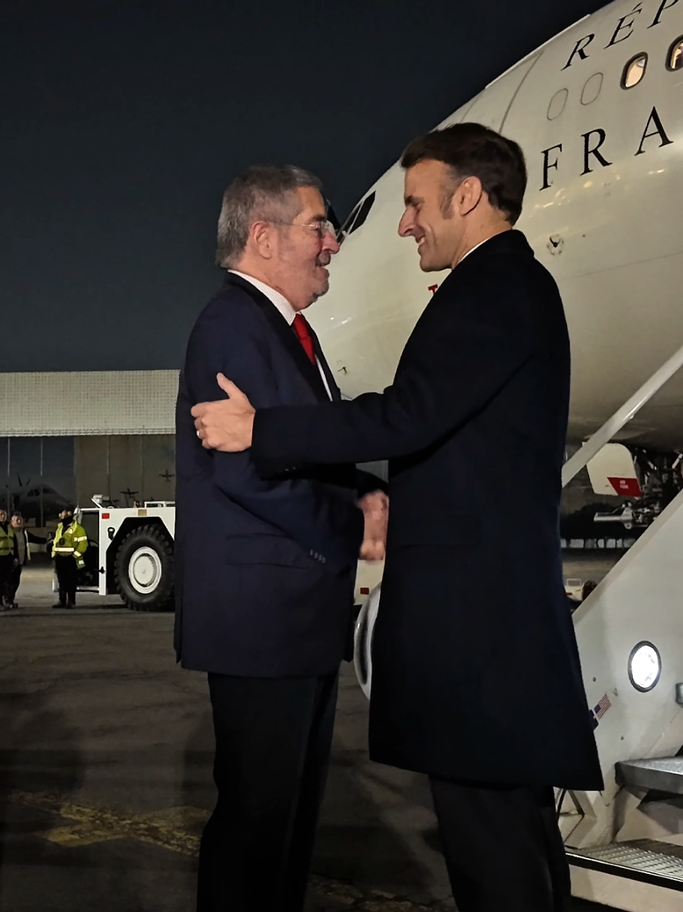 Bienvenida a México al presidente de la República Francesa,@Emmanuel Macron  por parte del canciller Juan Ramón de la Fuente. 🇲🇽🤝🇫🇷 #mexico #Macron #diplomacy #france #politics 