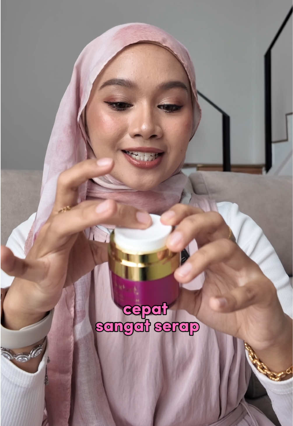 Nak mudah masa travel untuk jaga skin, bawa je AFC dan NAC tau. Mudah dan cepat! Yang penting, kulit sentiasa glowing dan anjal masa travel 😍 #nadeenbeauty #nadeenagelesscream #agelessfoamcleanser #krimawetmuda #fypppppp 