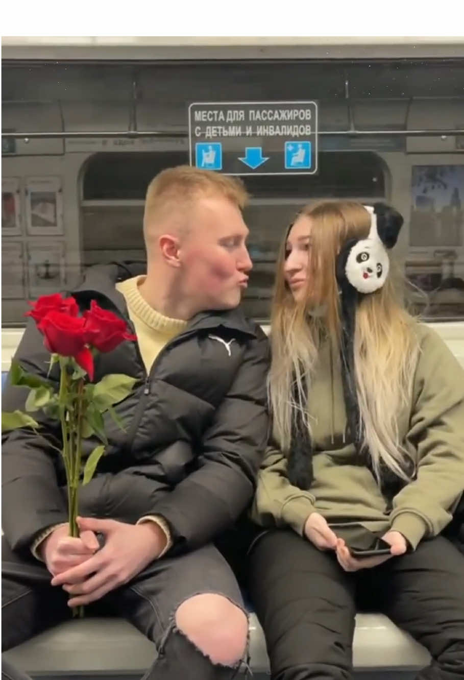Spread love on the subway#kiss #blowkiss #spreadlove #fyp #subway #usaus #foryoupage❤️❤️ #bekind #Love #viral #pov