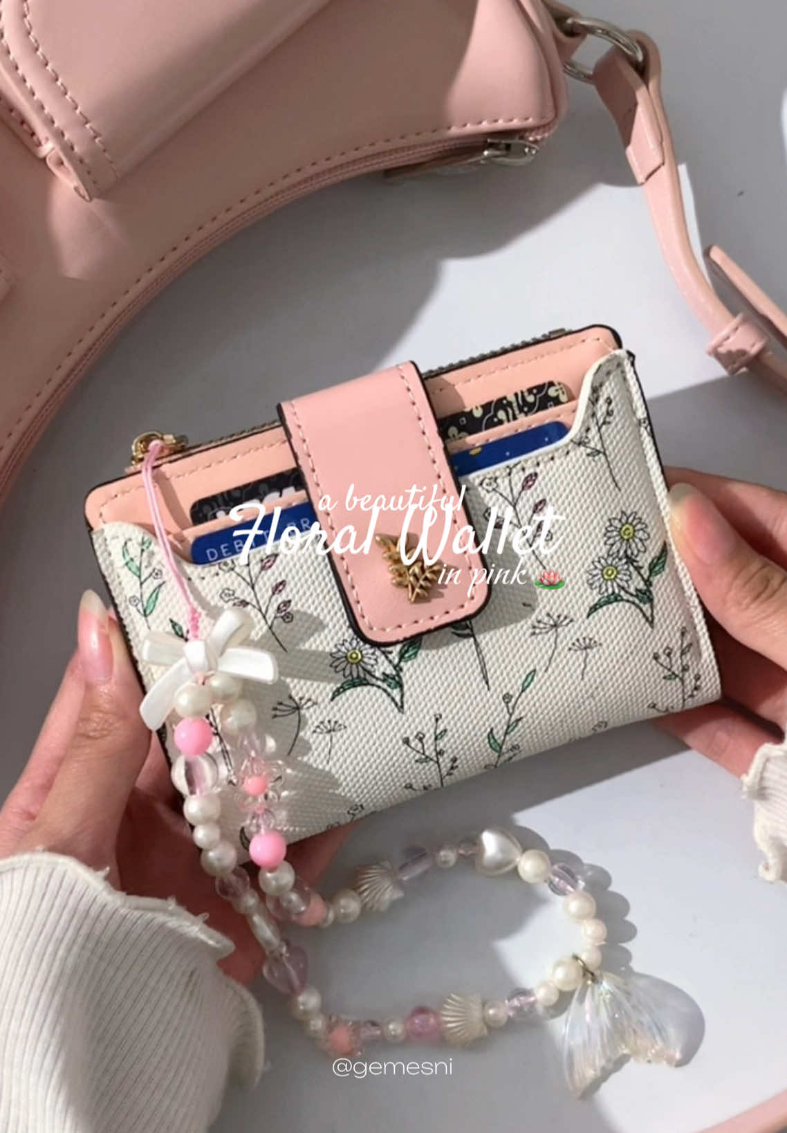 the prettiest wallet i've ever had! cantik sekalii motif floralnya 😍🌸👛