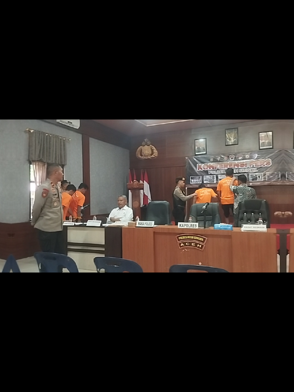 Polres Aceh Singkil mengungkap empat kasus tindak pidana yang terjadi dalam dua pekan terakhir, meliputi penganiayaan, penyalahgunaan narkoba, kekerasan dalam rumah tangga (KDRT), serta pelecehan seksual terhadap anak di bawah umur.  “Seluruh kasus ini sudah kami tangani dan pelakunya telah diamankan untuk proses hukum lebih lanjut,” kata Kapolres Aceh Singkil AKBP Joko Triyono dalam konferensi pers di Aula Catur Prasetyo, Jumat, 7 November 2025. Kasus pertama yaitu penganiayaan yang terjadi di Desa Haloban, Kecamatan Pulau Banyak Barat, pada 15 Oktober 2025. Dua pelaku berinisial NI (29) dan NO (24) melakukan pemukulan terhadap korban Endi Irawan (35) setelah terjadi cekcok di acara hiburan musik. Polisi mengamankan pakaian korban berlumur darah dan sebilah senjata tajam sebagai barang bukti. Kasus kedua adalah penyalahgunaan narkotika yang diungkap pada 5 Oktober 2025 di Desa Lipat Kajang, Kecamatan Simpang Kanan. Dua tersangka, HM (35) dan BSP (25), ditangkap saat menumpangi truk dari arah Sumatera Utara. Dari penggeledahan, petugas menemukan 43,08 gram sabu dan empat butir pil ekstasi yang disembunyikan di bawah tangki truk. Barang haram tersebut ditaksir bernilai Rp 19,4 juta. Selanjutnya, kasus KDRT terjadi di Desa Siatas, Kecamatan Simpang Kanan, pada 2 November 2025. Seorang suami berinisial ED (46) dilaporkan istrinya NM (42) karena memukul dan menyulutkan rokok ke wajah korban. Pelaku dijerat Pasal 44 ayat (1) UU Nomor 23 Tahun 2004 tentang Penghapusan Kekerasan Dalam Rumah Tangga, dengan ancaman pidana penjara atau denda maksimal Rp 30 juta. Sementara kasus keempat, pelecehan seksual terhadap anak di bawah umur, terjadi di Desa Tanah Bara, Kecamatan Gunung Meriah, pada 26 Oktober 2025. Pelaku SM (26), yang sudah menikah, diduga menyetubuhi korban Bunga (16) sebanyak empat kali. Aksi tersebut terungkap setelah ibu korban melapor ke polisi. Barang bukti berupa pakaian korban dan ponsel berisi percakapan keduanya telah diamankan. Kapolres Aceh Singkil menegaskan meskipun hubungan dilakukan atas dasar suka sama suka, perbuatan itu tetap dikategorikan sebagai tindak pidana pelecehan seksual terhadap anak di bawah umur sesuai Qanun Jinayat Aceh, dengan ancaman hukuman maksimal 16 tahun penjara. “Tidak ada kompromi terhadap pelaku kejahatan, terutama yang menyangkut anak-anak dan narkotika,” tegas Joko.* https://www.ajnn.net/news/polres-aceh-singkil-bongkar-empat-kasus-kejahatan-dalam-dua-pekan-terakhir/index.html #ajnn #polresacehsingkil #tindakpidana 