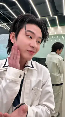 #PHUTATCHAI #THAIchayanon พร้อมแล้วครับ ทีมหน้าจอมาเจอกันได้เลย 👇 🔗: instagram.com/skintificthai/… BUS live with SKINTIFIC Skin Tint #SKINTIFICxBUS  #SKINTIFICxWATSONS #BUSbecauseofyouishine