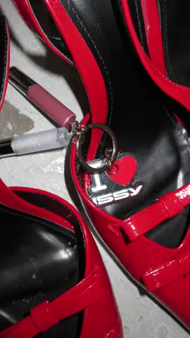 Clip it on, gloss on, move on.  Meet the cutest gloss you’ll ever have: the 𝗙𝗮𝘁 𝗚𝗹𝗼𝘀𝘀 𝗞𝗲𝘆 𝗖𝗵𝗮𝗿𝗺. A limited-edition collectible that’s equal parts functional and fun. Comes with two mini Fat Gloss trinkets — one classic, one that catches the light. ♡ Cowgirl Duo 𝗖𝗢𝗪𝗚𝗜𝗥𝗟 𝘮𝘪𝘭𝘬𝘺 𝘮𝘶𝘵𝘦𝘥 𝘳𝘰𝘴𝘦 𝗖𝗢𝗡𝗙𝗘𝗧𝗧𝗜 𝘪𝘳𝘪𝘥𝘦𝘴𝘤𝘦𝘯𝘵 𝘨𝘭𝘪𝘵𝘵𝘦𝘳 ♡ Macabre Duo 𝗠𝗔𝗖𝗔𝗕𝗥𝗘 𝘨𝘩𝘰𝘶𝘭𝘪𝘴𝘩 𝘮𝘢𝘶𝘷𝘦 𝗚𝗟𝗜𝗧𝗧𝗘𝗥 𝘱𝘪𝘯𝘬 𝘢𝘯𝘥 𝘴𝘪𝘭𝘷𝘦𝘳 𝘴𝘱𝘢𝘳𝘬𝘭𝘦 Now Available #issy #issy1111sale #1111sale #issymakeup #makeup 