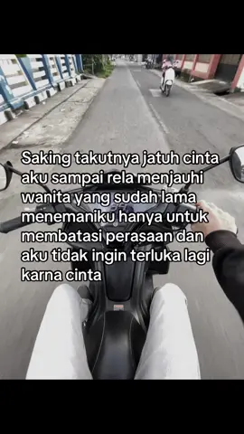 Resep Nasi Goreng Sederhana Porsi: 2 piring  Bahan-bahan 2 piring nasi putih (nasi yang sudah dingin atau nasi sisa semalam lebih baik, agar tidak lembek) 1 butir telur 1-2 sdm kecap manis 1 sdm saus tiram (opsional) Garam secukupnya Lada/merica bubuk secukupnya Minyak goreng atau margarin secukupnya untuk menumis Bahan pelengkap (opsional): sosis, bakso, suwiran ayam, atau kerupuk  Bumbu Halus (atau dicincang halus) 2 siung bawang putih 3 siung bawang merah Cabai rawit sesuai selera (opsional, untuk rasa pedas) 