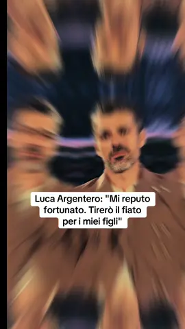 Luca Argentero prende una pausa dalla sua carriera. Con questa notizia inizia la puntata di Call My Agent a lui dedicata, dove l’attore sceglie di concentrarsi più sulla vita in famiglia che su quella lavorativa. Un pensiero che da papà di Nina (nata nel 2020) e Noè Roberto (2023) sta maturando veramente: tirare un po’ più il fiato dal set e stare più a casa.  Luca Argentero è tra i protagonisti della terza stagione di Call My Agent, in onda dal 14 novembre su Sky. Cosa succederà alla CMA? Di Gabriele Ripandelli #lucaargentero 