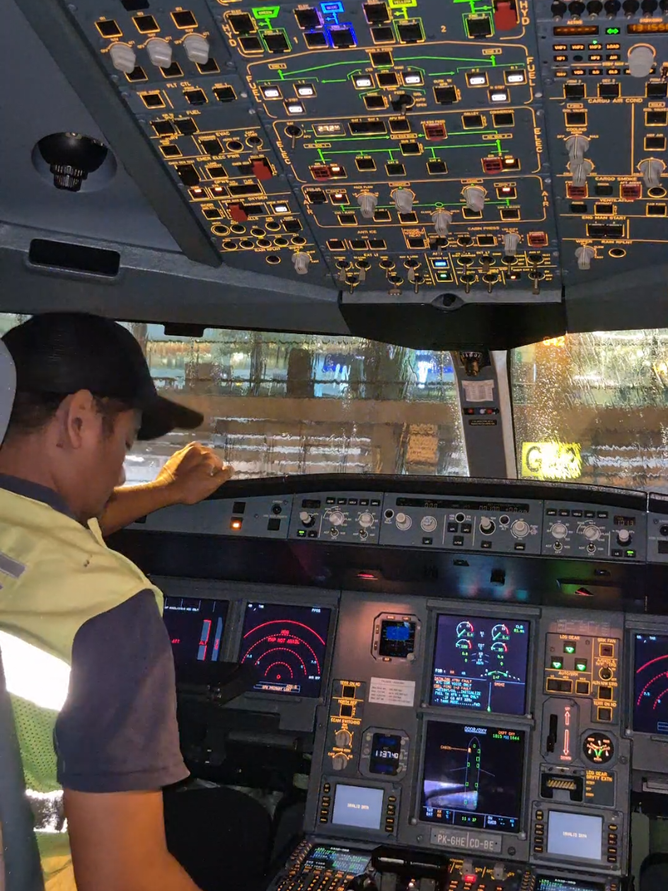 Monitor Ketua 🫡 . #fyp #engineerlife #aircraftengineer #aircraftmechanic #aviation 