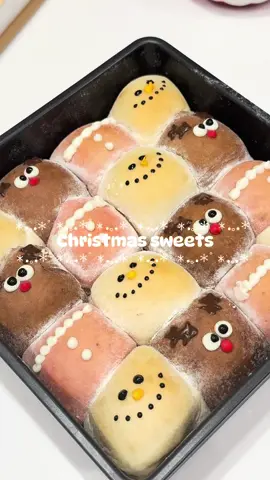 ハロウィンはインフルで何にもできなかったので早めにクリスマススイーツ作っていきます🤭クリスマス仕様のちぎりパン可愛すぎる☺️雪だるまとトナカイとサンタの服にしてみました⛄️🫎🎅 ちぎりパンレシピ 牛乳80g 水65g 強力粉200g きび砂糖20g 塩3g インスタントドライイースト3g 無塩バター20g いちごパウダーセリアの1袋 ココアパウダーセリアの1袋の半分 チョコペン #ちぎりパン #クリスマススイーツ #クリスマス #パン作り #お菓子作り 