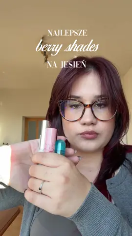 Moje ulubione berry shades pomadek na jesień 🍂  Czekam na wasze polecajki w komentarzach 🫶 #lipstick #fallmakeup #berrylipcombo #berrylips #lipcombo 