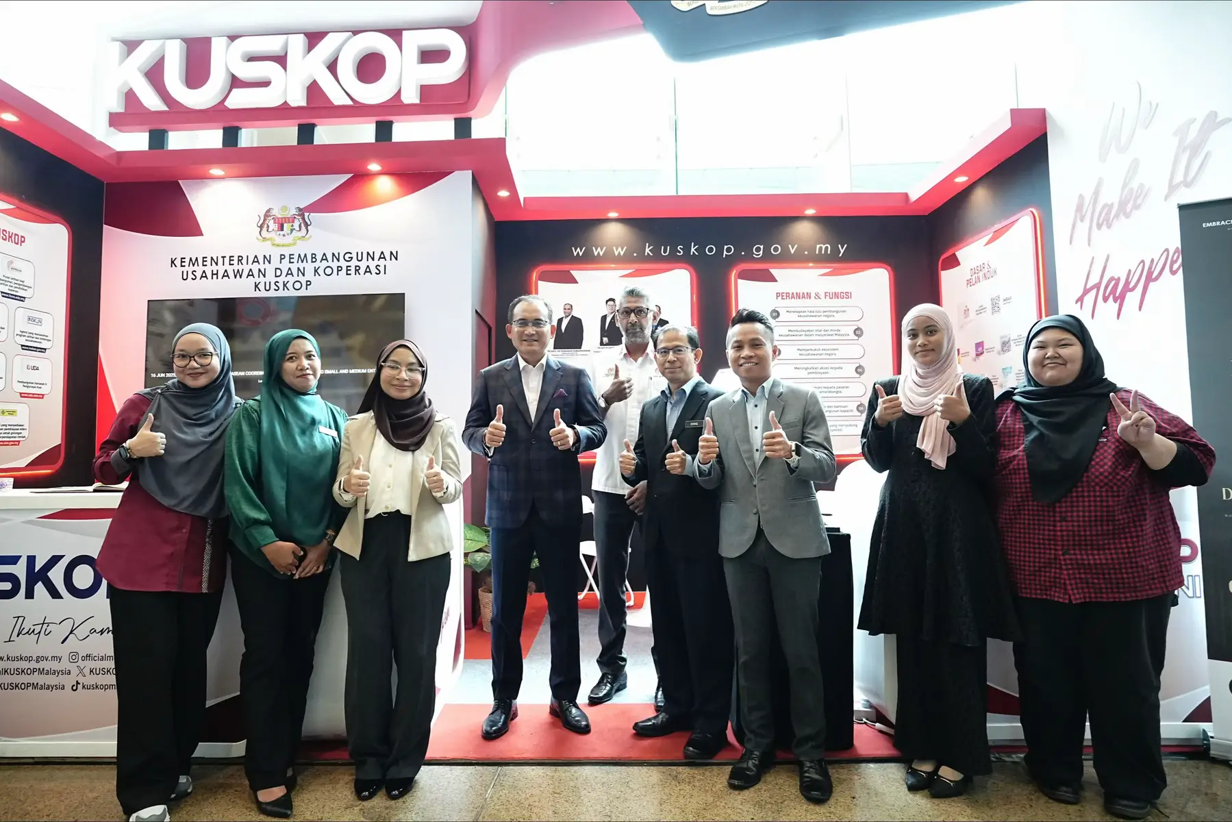 YBhg. Dato’ Sri Khairul Dzaimee bin Daud, Ketua Setiausaha Kementerian Pembangunan Usahawan dan Koperasi (KUSKOP) hari ini melawat reruai KUSKOP sempena Festival IDEA Putrajaya 2025 yang berlangsung di Putrajaya International Convention Centre (PICC).  Pelbagai pengisian menarik turut dikongsikan oleh agensi dan program di bawah KUSKOP meliputi peluang keusahawanan, koperasi serta inisiatif peningkatan kebolehpasaran graduan melalui PROTEGE. Terima kasih kepada semua yang hadir memeriahkan Festival IDEA Putrajaya sepanjang empat hari ini. #KUSKOP #TaatSetia #WeMakeItHappen #MADANIBekerja #DKN2030  