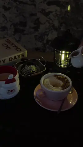 Bộ đôi Chocobomb và Choco lava biscoff -MUST TRY của mùa đông năm nay 🎄🎄🎄 ❣️Một cốc kem vani mát lạnh ẩn dưới lớp socola nóng.Vị đắng đặc trưng của cacao hòa quyện với độ béo ngậy của kem. Trên cùng là lớp bánh Biscoff vụn giòn rụm mang vị caramel đậm và chút quế nhẹ. 📍Số 4 phố Hàng Bún, Ba Đình, HN. #cafehanoi #cafechill 