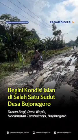Kondisi salah satu titik jalan di Desa Napis, Kecamatan Tambakrejo, Kabupaten Bojonegoro.  Dibagikan oleh konten kreator Tom's Hanks Rider, kondisi jalan dalam video tersebut terlihat sulit untuk dilewati.  Bergelombang, berlumpur akibat musim hujan membuat warga dusun setempat kesulitan melakukan aktivasi sehari-hari.  #radarbojonegoro #bojonegoro #jalandesanapis #beritaterkini 