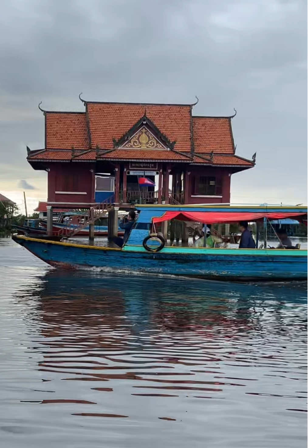 សាយន្តព្រាត់ស្នេហ៍ នាភូមិអ្នកនេសាទ កំពង់ភ្លុក ខេត្ត សៀមរាប ❤️🇰🇭🇰🇭🇰🇭 Discover the floating village of Kampong Phluk before sunset. #cambodia #fyp #siemreap #angkortourguide #kampongphluk 