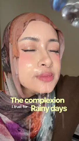 Lagi musim ujan gini wajib pake complexion yang tahan kena hujan kaya skintint nya YOU ini sihh  #youskintint #youskintintupgraded #youtintedsunscreen #skintintviral 