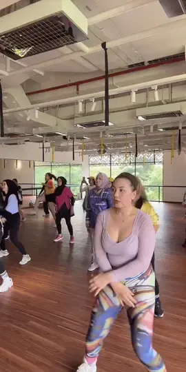 Zumba bikin happy #emmawarokka #mamskyemma #zumbafitness #emmania #rekomendasiemmawarokka 