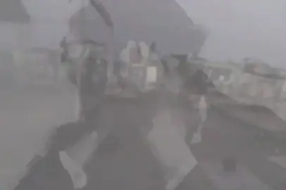 الفراق كلمة صغيرة في الحروف، لكنها موجعة في المعنى، تسرق منا لحظات السعادة وتترك فينا فراغاً لا يُملأ. فراق الأحبة ليس مجرد غياب أجساد، بل هو غياب روح كانت تمنح الأيام لونها، وصوت كان يملأ الصمت حياة، وضحكة كانت تزيح التعب عن القلب. عندما نفقد من نحب، لا نفقد شخصاً فقط، بل نفقد جزءاً منّا، من ذاكرتنا، من تفاصيلنا الصغيرة التي لم يكن يلاحظها سواه. نعيش بعدهم ونحن نحمل وجوههم في خيالنا، وصوتهم في أعماقنا، نحاول أن نبدو بخير، لكن بداخلنا حنين لا يهدأ، ودمعة تختبئ خلف الابتسامة. الفراق يجعلنا ندرك كم كانت اللحظات البسيطة معهم عظيمة، كم كان وجودهم أماناً دون أن نشعر. كنا نعتقد أن اللقاء دائم، وأن الوداع بعيد، حتى جاء الوقت الذي رحلوا فيه بلا وداع كافٍ، تاركين خلفهم صمتاً يُثقل القلب، وذكريات تلسعنا كلما مرّت بخاطرنا. كم هو مؤلم أن تمشي في الأماكن التي جمعتكم، فتراها خالية رغم ازدحامها، وأن تسمع أصواتاً تشبه أصواتهم، فترتجف روحك للحظة قبل أن تكتشف أنها مجرد وهم. الفراق يجعل الزمن بطيئاً، والليالي طويلة، وكأن كل دقيقة تذكّرك بأن هناك من كان هنا، ثم رحل. لكن رغم الألم، يبقى الحب في القلب لا يموت، يبقى الدعاء لهم عادة لا تنقطع، ويبقى الشوق رسالة لا تحتاج إلى كلمات. فالأحبة الذين نفقدهم لا يغيبون حقاً، بل يعيشون فينا، في نبضنا، في ذاكرتنا، في كل لحظة صادقة نذكرهم بها. الفراق علّمنا أن لا شيء يدوم، وأن نتمسك بمن نحب قبل أن يرحلوا، وأن نعبر عن حبنا بلا خجل، لأن الغد قد لا يمنحنا فرصة أخرى.#فراق_الحبايب💔 #الوداع #fyp #تصميم_فيديوهات🎶🎤🎬 #foryoupage 