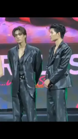 Nhìn anh, anh nhìn lại thì hongg dám nhìn nữa ~ #PondPhuwin #ppnaravit #phuwintang 