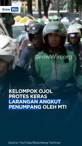 Kelompok Ojek Online (Ojol) Garda Indonesia melayangkan protes keras terhadap usulan Masyarakat Transportasi Indonesia (MTI) yang ingin melarang atau membatasi ojek online hanya untuk layanan pengiriman barang, tidak lagi mengangkut penumpang. Mereka menilai usulan tersebut tidak bijaksana dan mengancam mata pencaharian jutaan driver. Tuntutan ini menyoroti konflik regulasi yang terus berlangsung di sektor gig economy, di mana isu keselamatan dan status legal driver sering kali bertabrakan dengan kebutuhan ekonomi masyarakat dan driver. Pemerintah kini berada di posisi sulit untuk menyeimbangkan inovasi teknologi dengan perlindungan sosial dan hak-hak ekonomi para driver ojol. Source: YouTube/Bloomberg Technoz Follow @growwinid untuk update terbaru seputar berita bisnis, teknologi, dan insight menarik! Kunjungi growwin.org untuk akses 1800+ modul pembelajaran bisnis berbagai bidang #Ojol #Regulasi #MTI #Transportasi