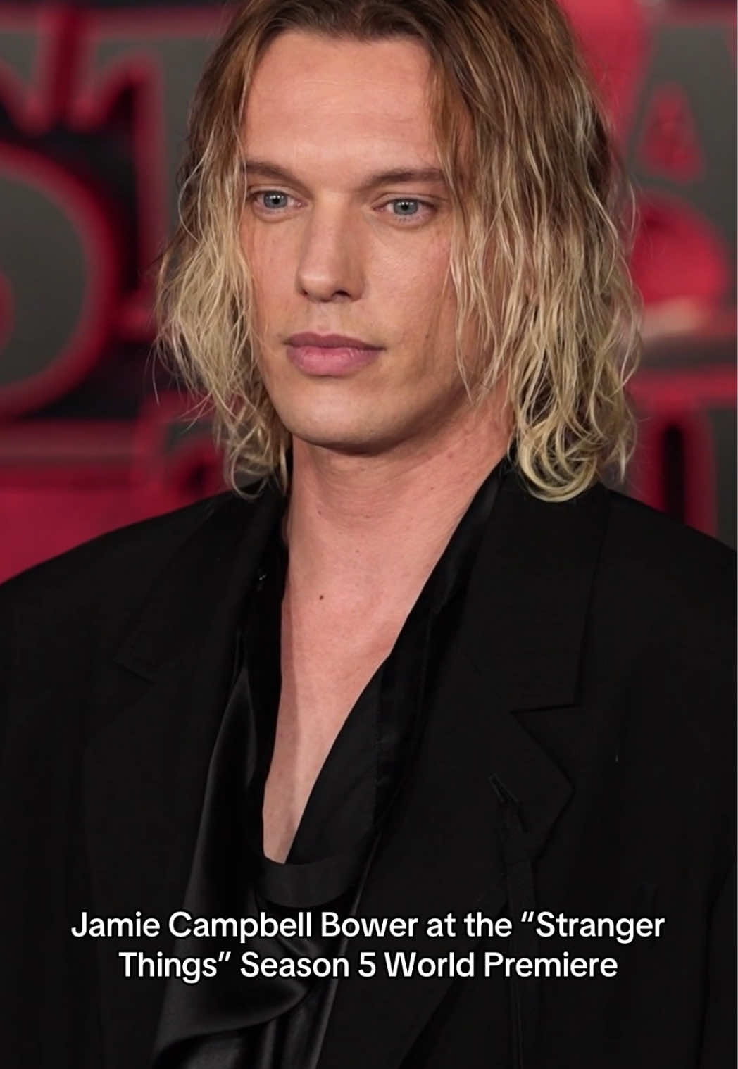 Jamie Campbell Bower bei der “Stranger Things” Staffel 5 Weltpremiere in Hollywood. (🎥: Getty Video) #jolie #joliemagazin #strangerthings #jamiecampbellbower 