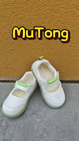 Bé mang đôi giày này là đáng yêu hết nấc luôn 😍🐥#tiktok #mutoon #mevabe #baby #giaytapdi 